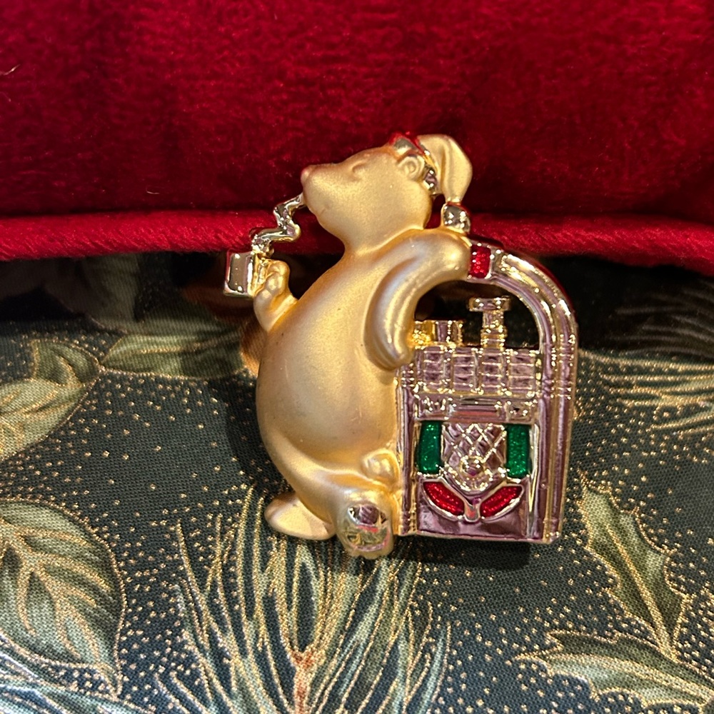 SALE 💚💚 DANCRAFT Gold Polar Bear Music Box BROOCH